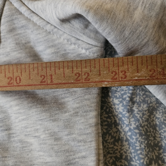 L.L. Bean womens sweatshirt - Picture 8 of 8